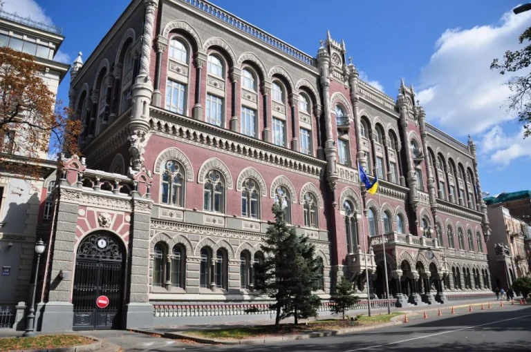 Купюри намокли або порвалися: що робити зі зіпсованими гривнями