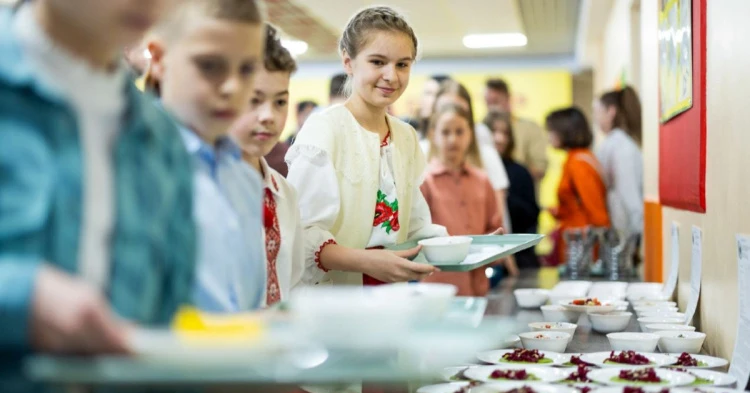 Усіх школярів безплатно годувати не хочуть: депутатка пояснила, куди краще віддати гроші