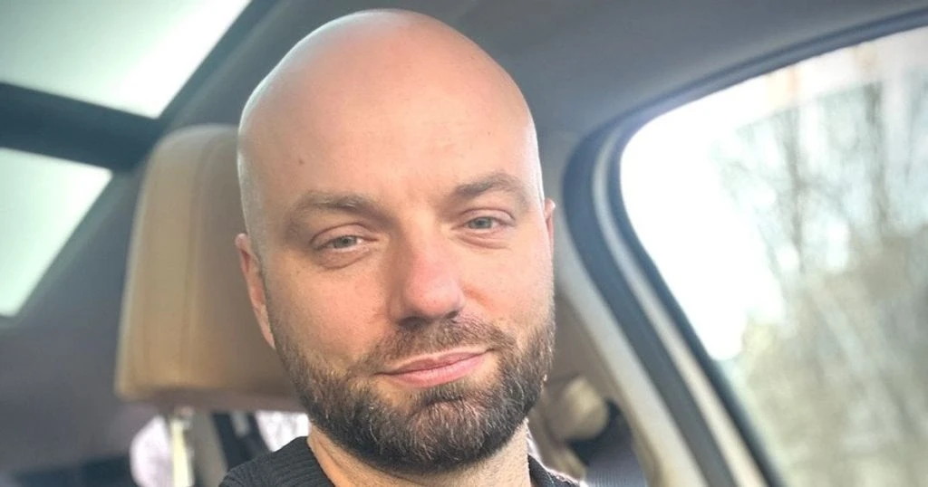 Ведучого Дьоміна помітили за кордоном: у Мережі заговорили про втечу