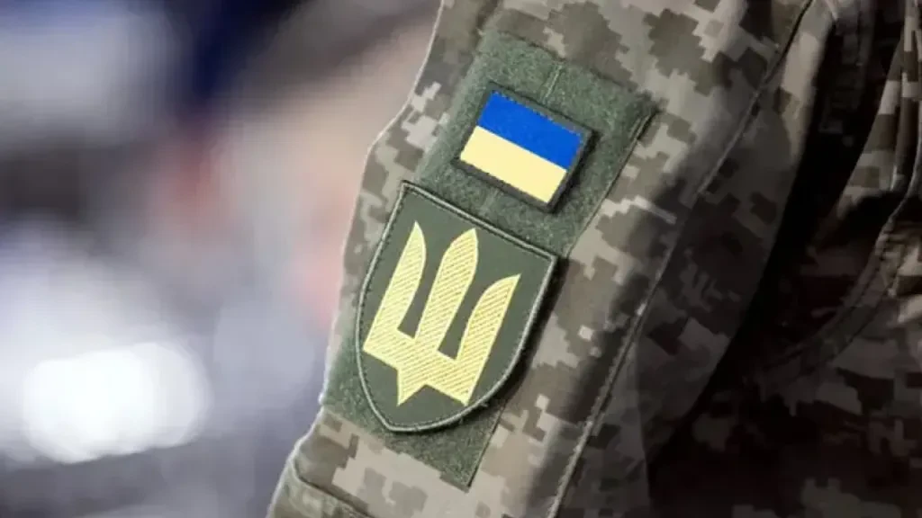 Навіть постійне проживання за кордоном не означає зняття з обліку: кого це стосується